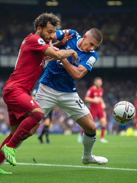 Mohamed Salah, do Liverpool, disputa bola com Vitalii Mykolenko, do Everton. - Visionhaus/Visionhaus/Getty Images