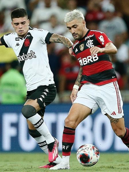 Gabriel Pec, do Vasco, disputa bola com Arrascaeta, do Flamengo, em semifinal do Carioca 2023 - Daniel Ramalho / Vasco