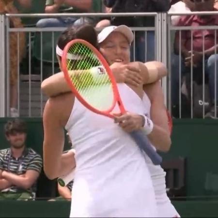 Luísa Stefani abraça sua dupla, a francesa Caroline Garcia, após avançar às quartas de final em Wimbledon - Reprodução/Twitter