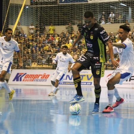 Disputa de bola no jogo entre Jaraguá e Santo André