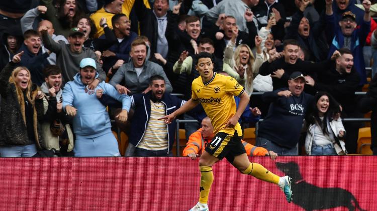 Hwang, atacante do Wolverhampton celebra o gol da vitória sobre o Manchester City, no Campeonato Inglês