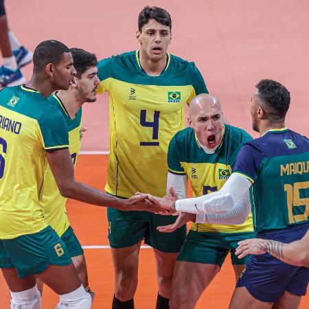 Seleção brasileira masculina de vôlei durante partida contra a Colômbia no Pan 2023