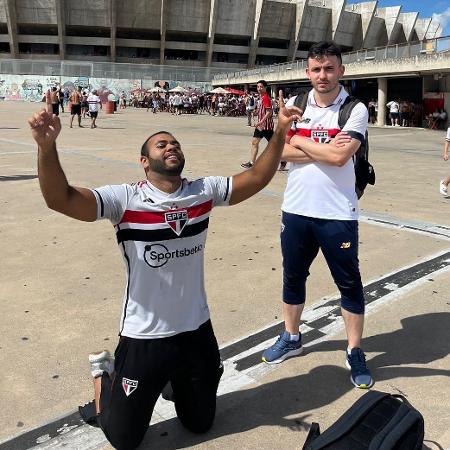 Léo Torres (dir) ao lado do sobrinho, Matheus, antes de São Paulo x Palmeiras no Mineirão