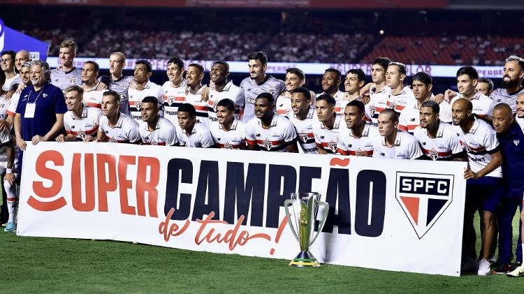 Jogadores do São Paulo posam ao lado de taça da Supercopa do Brasil antes de jogo contra o Água Santa