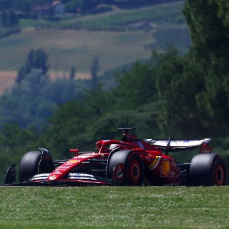 Charles Leclerc, da Ferrari, durante treino livre em Imola