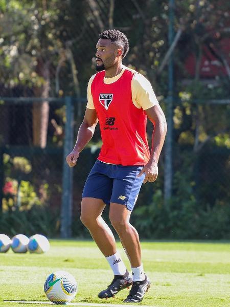 Sabino, zagueiro do São Paulo, em treino no CT da Barra Funda