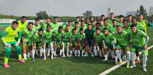 Gabriel Jesus Visita Centro de Treinamento da Base do Palmeiras durante Férias.