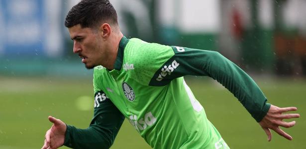 Rômulo decide permanecer e buscar redenção no Palmeiras após temporada esquecida.