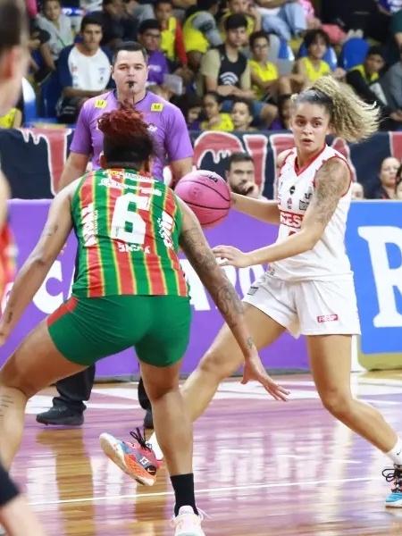 Gabriela Sossô em ação pelo time do Sesi Araraquara