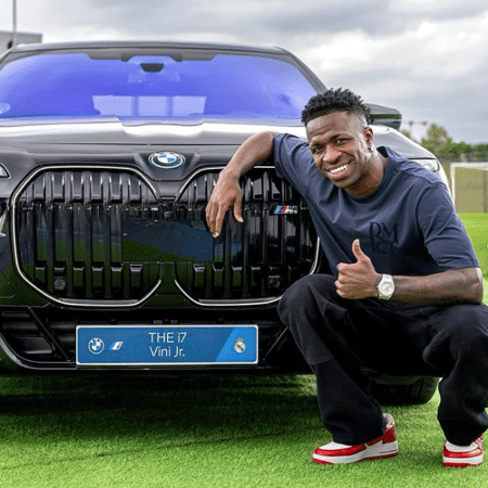 Vini Jr, do Real Madrid, com seu novo BMW i7 M70 xDrive - Divulgação/Real Madrid