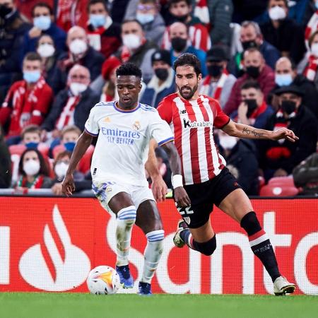 Vinicius Jr, do Real Madrid, disputa bola com Raúl García, do Atlético Bilbao, em jogo pela Copa do Rei