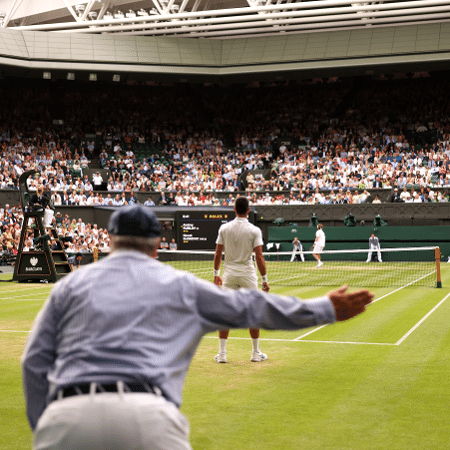 Árbitro de linha em Wimbledon durante partida de Djokovic, em 2023 - Julian Finney/Getty