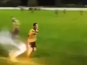 Jogador perde dedos após ser atingido por fogos de artifício em jogo; veja