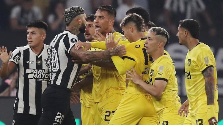 Jogadores de Botafogo e Peñarol se desentendem durante jogo pela Libertadores