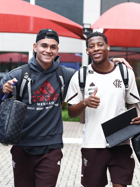 Alcaraz e Plata, do Flamengo, no embarque da equipe