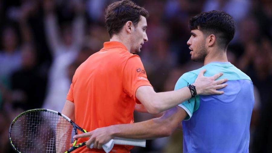 Ugo Humbert (esq.) cumprimenta Carlos Alcaraz após avançar às quartas de final do Masters 1000 de Paris