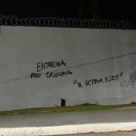 Muro do CT do Flamengo pichado para entregarem o jogo para o Criciúma