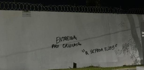 QUAL É A DECISAO CERTA A FAZER? Ct do Flamengo é pichado com pedido para prejudicar o Fluminense