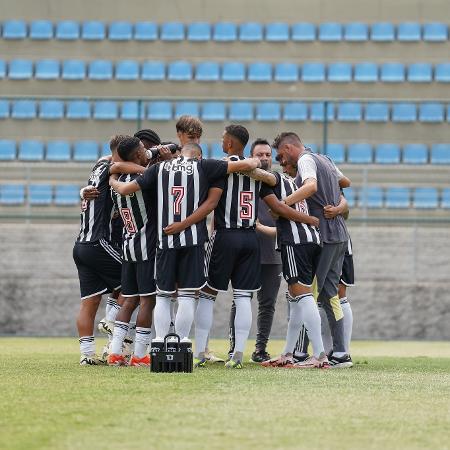 Time sub-20 do Atlético-MG faz reunião em campo