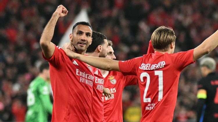 Pavlidis comemora gol do Benfica sobre o Barcelona em duelo da Champions League