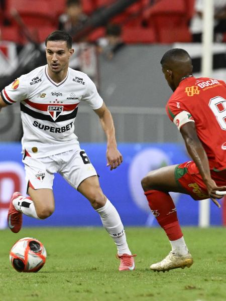 Cédric Soares em ação