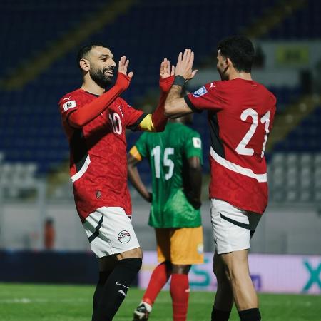 Salah (à esq.) é o craque do Egito, que deve garantir vaga na Copa do Mundo Salah (à esq.) é o craque do Egito, que deve garantir vaga na Copa do Mundo