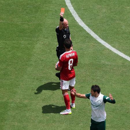 Árbitro Anthony Taylor apresenta cartão vermelho a Veiga durante Palmeiras x Al Ahly, no Mundial Árbitro Anthony Taylor apresenta cartão vermelho a Veiga durante Palmeiras x Al Ahly, no Mundial