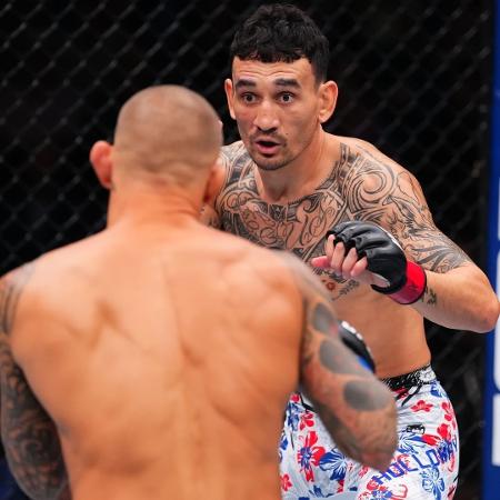 Max Holloway, durante duelo com Dustin Poirier, no UFC 318 Max Holloway, durante duelo com Dustin Poirier, no UFC 318