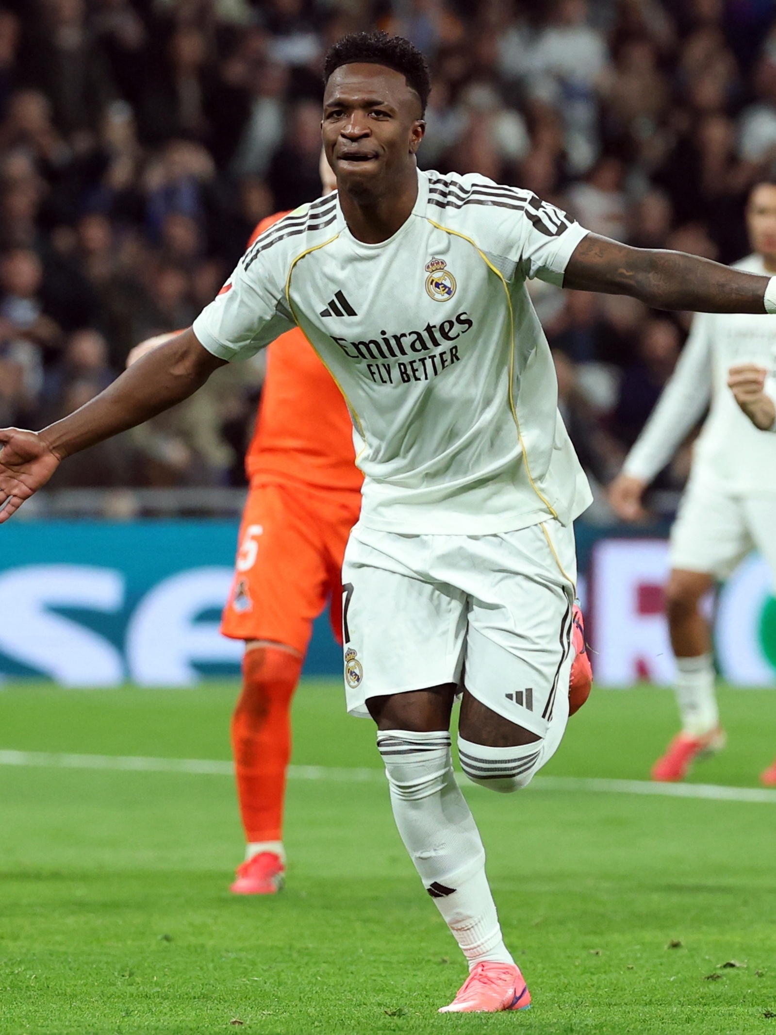 Vini Jr inferniza lateral, faz 2 de pênalti e deixa Real Madrid líder