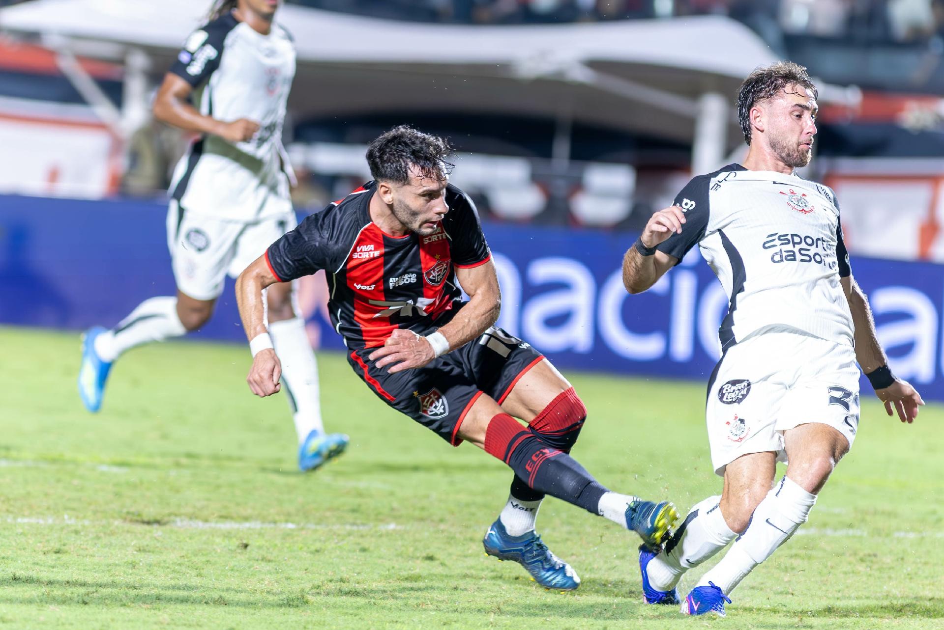 Emmanuel Martínez, do Vitória, tenta finalização em jogo contra o Corinthians, pelo Brasileirão - undefined