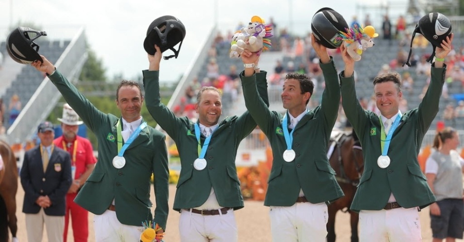 Ruy Fonseca, Carlos Parro, Marcio Carvalho Jorge e Henrique Plombom durante premiação da equitação no Pan de Toronto