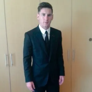 Diferentemente das últimas premiações, Lionel Messi escolheu um modelo de terno mais discreto - Reprodução/Facebook