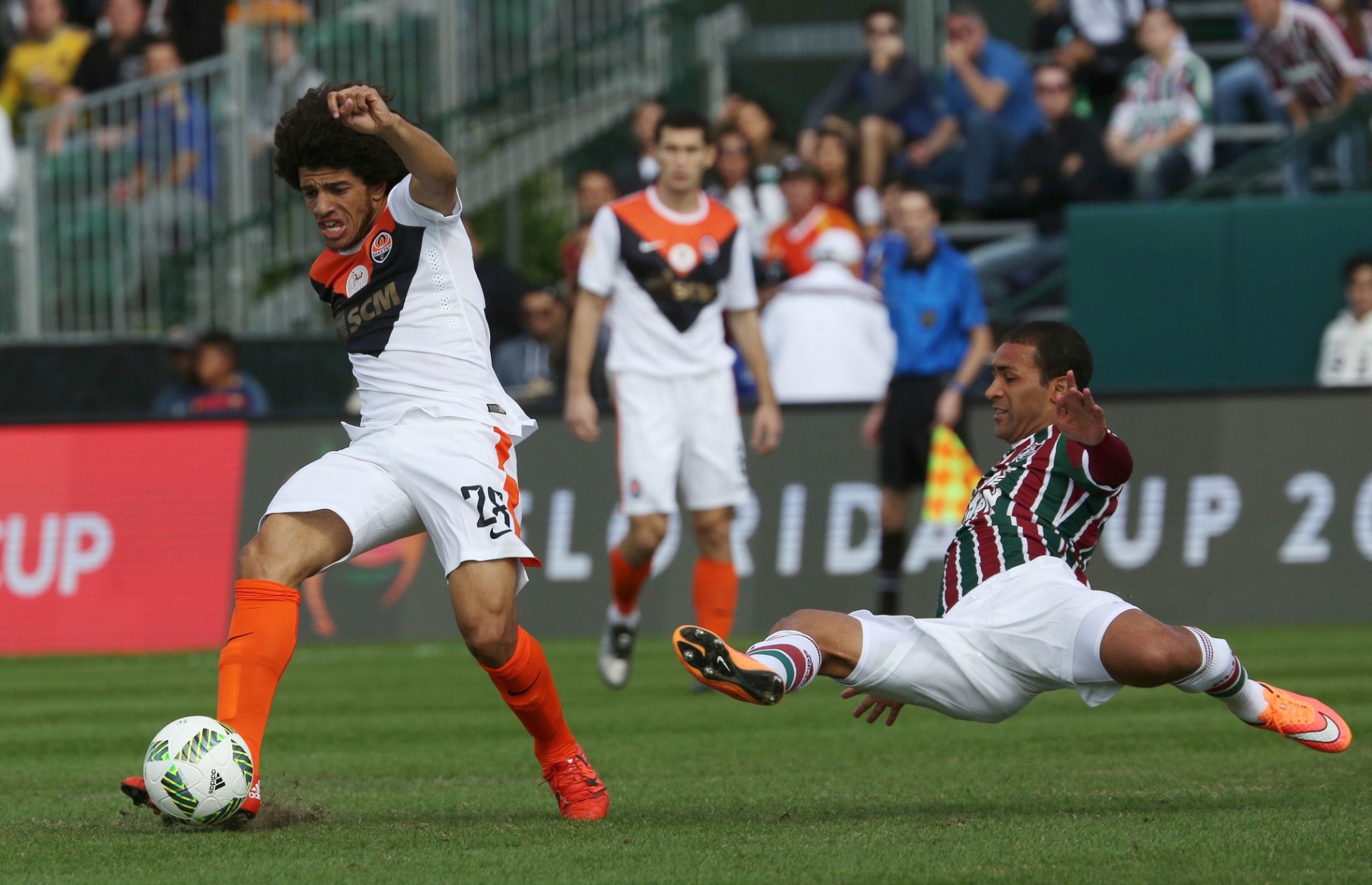 Taison passa pela marcação de Pierri no jogo do Fluminense contra o Shakhtar pela Florida Cup - AFP / Gregg Newton