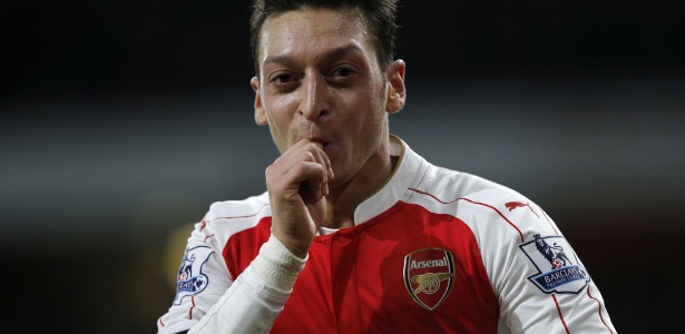Ozil defende o Arsenal no futebol inglês - ADRIAN DENNIS/AFP