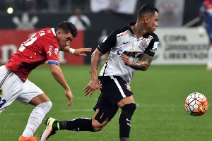 Giovanni Augusto tenta se livrar da marcação durante partida entre Corinthians e Nacional - NELSON ALMEIDA/AFP - NELSON ALMEIDA/AFP