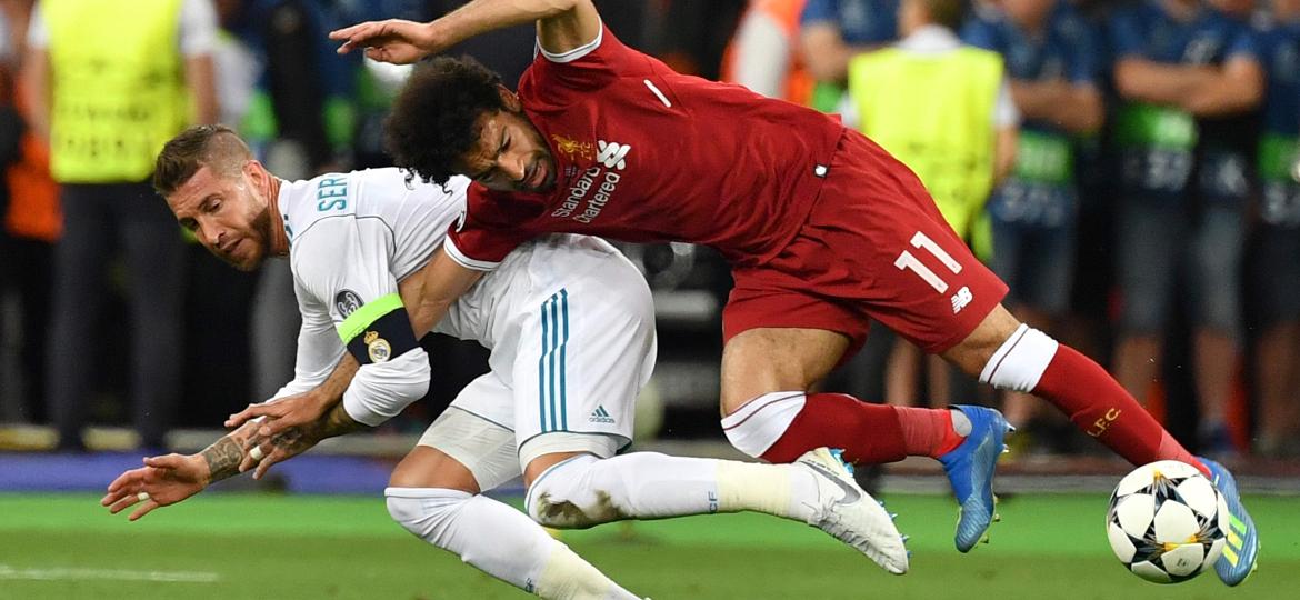 Salah se machuca após falta de Sergio Ramos; zagueiro espanhol desabafou nesta terça-feira - GENYA SAVILOV/AFP