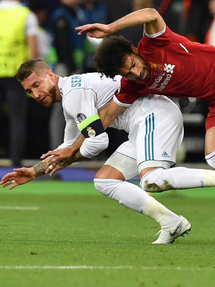 Salah reencontra Sergio Ramos após lance que o tirou da final; relembre