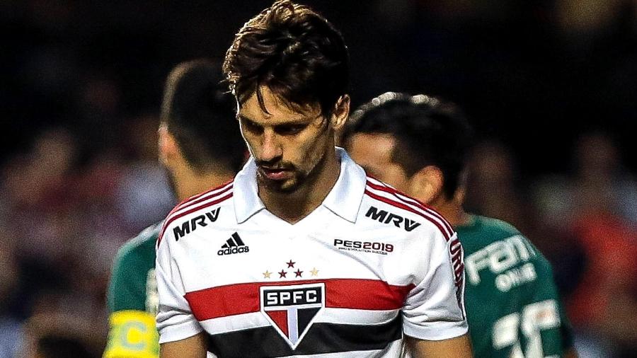 Rodrigo Caio caminha durante jogo entre São Paulo e Palmieras - Ale Cabral/AGIF