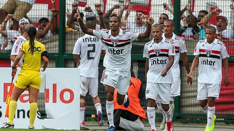 Gabriel Novaes celebra gol pelo São Paulo durante jogo da Copinha - Ale Cabral/AGIF