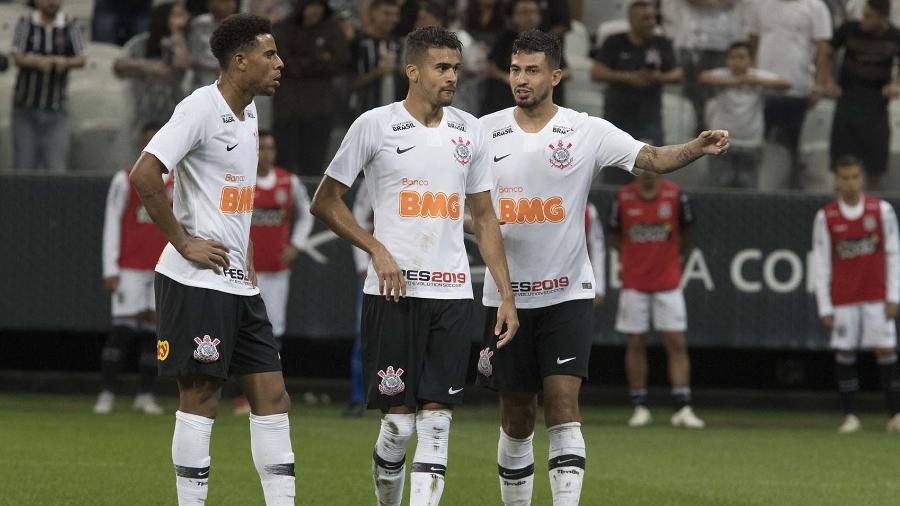 Léo Santos conversa com Pedro Henrique durante partida do Corinthians no Campeonato Paulista - Daniel Augusto Jr/Ag. Corinthians