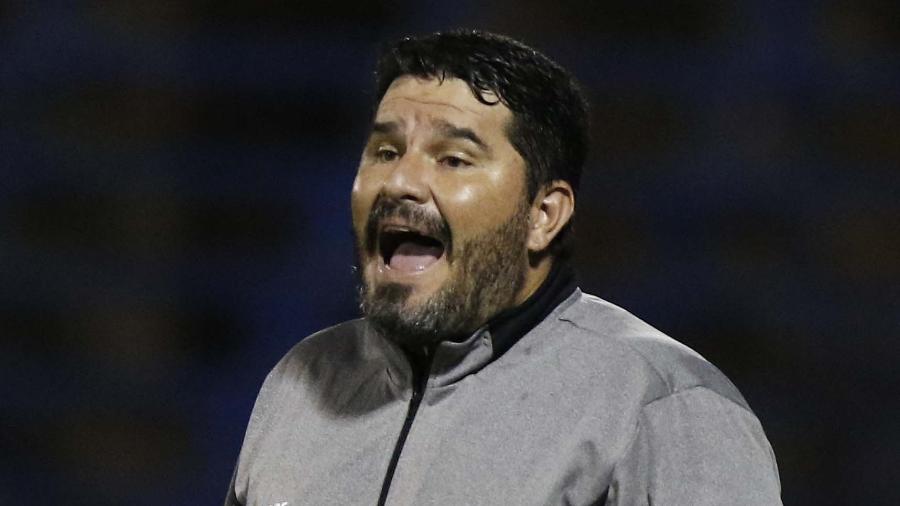 Eduardo Barroca, técnico do Botafogo, comanda o time. Técnico testou positivo - Andrés Cristaldo/EFE