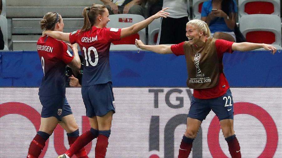 Jogadoras da Noruega comemoram gol contra a Austrália na Copa do Mundo feminina - Eric Gaillard/Reuters