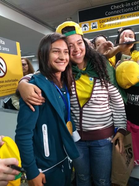 Letícia recebe medalha simbólica de torcedores - Diego Salgado/UOL - Diego Salgado/UOL