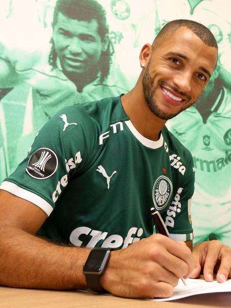 Vitor Hugo assina contrato com o Palmeiras - Fabio Menotti/Palmeiras
