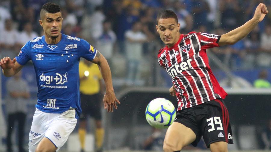 Egídio e Antony disputam bola durante Cruzeiro x São Paulo no Brasileirão 2019 - Fernando Moreno/AGIF