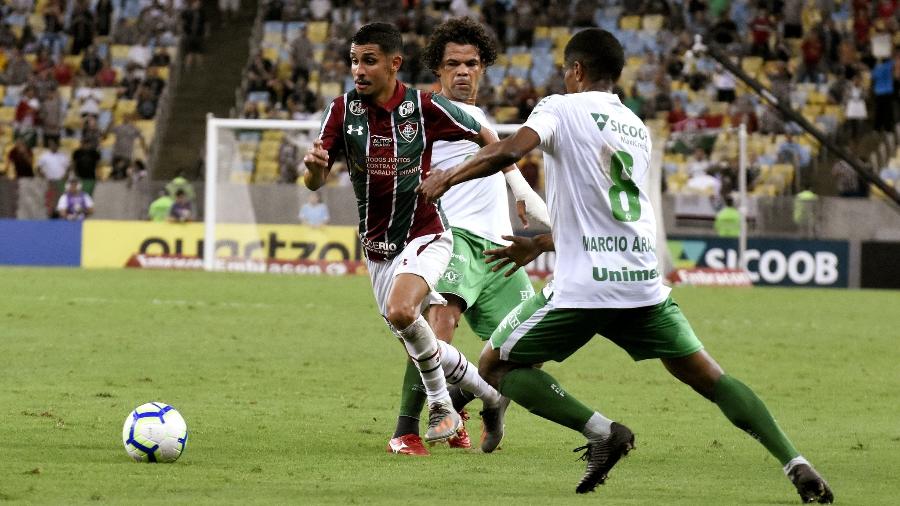 Daniel em ação pelo Fluminense durante partida contra a Chapecoense; meio-campista foi um dos destaques do jogo - Lucas Merçon/Fluminense F.C.
