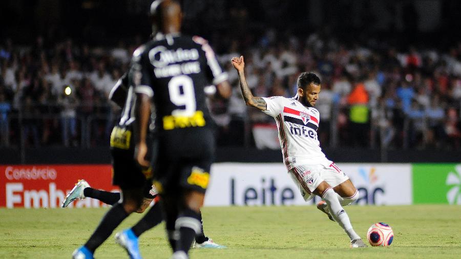 Daniel Alves cobra falta durante o duelo São Paulo e Corinthians, no Morumbi, em fevereiro - Alan Morici/AGIF