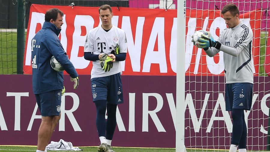 Treino dos goleiros do Bayern de Munique, Manuel Neuer (centro) e Christian Fruchtl (direita) - MUSTAFA ABUMUNES / AFP