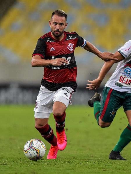 Everton Ribeiro em ação na partida Flamengo x Portuguesa, pelo Carioca - Thiago Ribeiro/AGIF