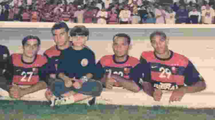 Pedrinho do Cavaco, ainda menino, com jogadores do Flamengo, entre eles Adriano (dir.), no banco de reservas do Maracanã - Arquivo pessoal/Pedrinho do Cavaco - Arquivo pessoal/Pedrinho do Cavaco